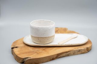 Tip na dárek🎁 pod stromeček🎄. Sada keramického kalíšku na kávu, oválného talířku a lžičky potěší kamarádku, kolegu, mamku...