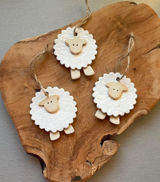 Roztomilé keramické ozdůbky ovečky🐑✨, ještě jich na e-shopu několik najdete, tak mrkněte.☺️🙌🏻 • • • #keramkramek #keramika...