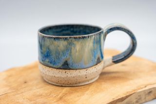 Dark Ocean 💙 Moje oblíbená efektní glazura🤩 Na fotce moc nejde zachytit, to se musí vidět na živo.☺️ www.keramkramek.cz •...