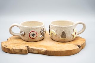 Letos pro vás mám tuto vánoční limitku! Čerstvě upečené hrnečky s uchem zdobené vánočním cukrovím 🎄⭐️🤎 Právě je několik...