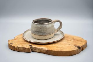 První várka vánočních hrnečků už je fuč, ale na e-shopu jsou stále tito krasavci🩶🤩 Glazura Metal Gray patří mezi...