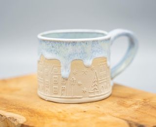 Druhá letošní limitka se také vyprodala rychlostí blesku!🤩🩵 Hrneček Zasněžené město je moje srdcovka. Nejspíš bude další...