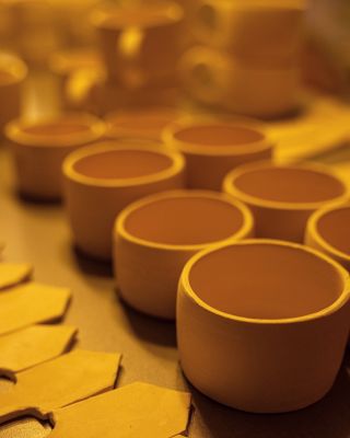 Poslední dva měsíce to u nás po večerech hodně často vypadá takto.. Keramika všude😅🤎 A já jsem za to moc vděčná, že se vám...